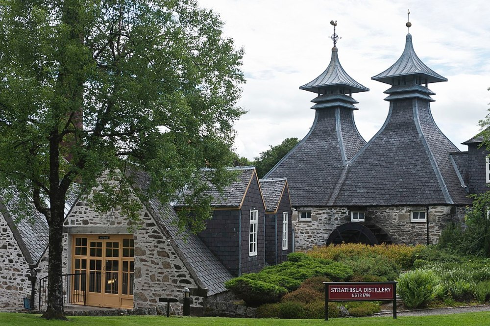 1200px-StrathislaDistillery-pjt1